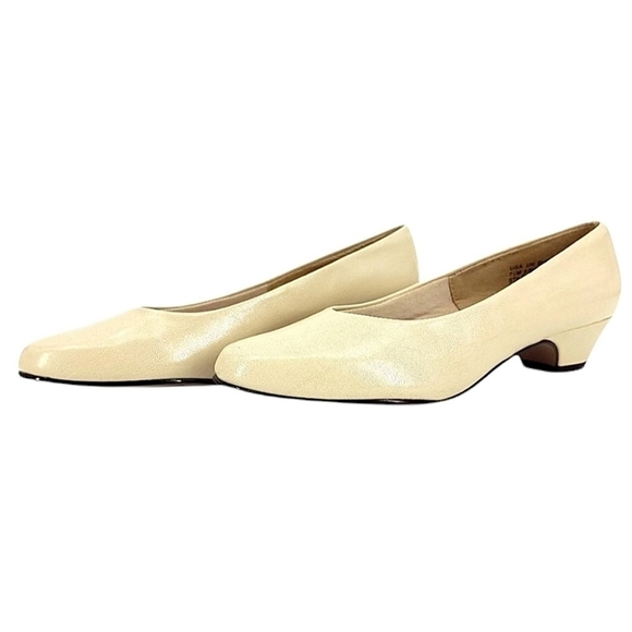 Soft Style Shoes - Soft Style EUC Women's 7.5 USA Style# H79652 Slip On Low Heel Cream Pumps